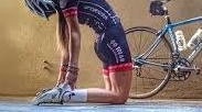 I ciclisti scendono dalle selle per salire sul tappetino. Una sessione speciale di Yoga per Ciclisti, pensata per migliorare flessibilità,... I ciclisti scendono dalle selle per salire sul tappetino. Una sessione speciale di Yoga per Ciclisti, pensata per migliorare flessibilità,...