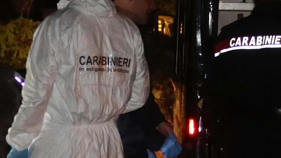 ha ucciso la moglie a coltellate marito in silenzio dal giudice i vicini beveva e la picchiava spesso