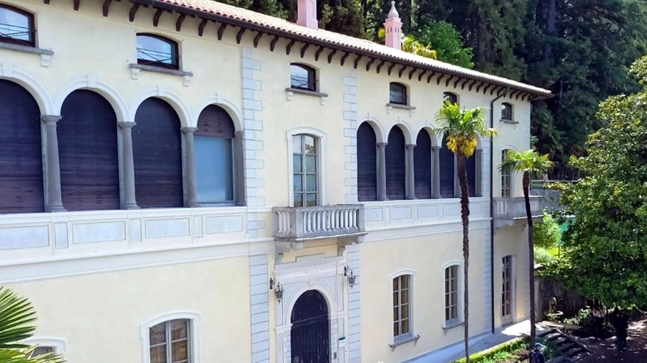 La località di Varenna con la sua storica villa è sempre più apprezzata dai turisti italiani e stranieri La località di Varenna con la sua storica villa è sempre più apprezzata dai turisti italiani e stranieri
