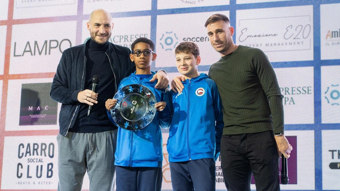 Campioni e ragazzi per il Premio Amici dei Bambini organizzato dall’U.s. Aldini. Tra gli scopi della manifestazione il sostegno a “Non toccatemi la mamma“. Campioni e ragazzi per il Premio Amici dei Bambini organizzato dall’U.s. Aldini. Tra gli scopi della manifestazione il sostegno a “Non toccatemi la mamma“.