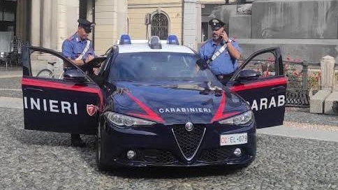 Il blitz, in cui anche un carabiniere è stato aggredito, è avvenuto in corso Strada Nuova Il blitz, in cui anche un carabiniere è stato aggredito, è avvenuto in corso Strada Nuova