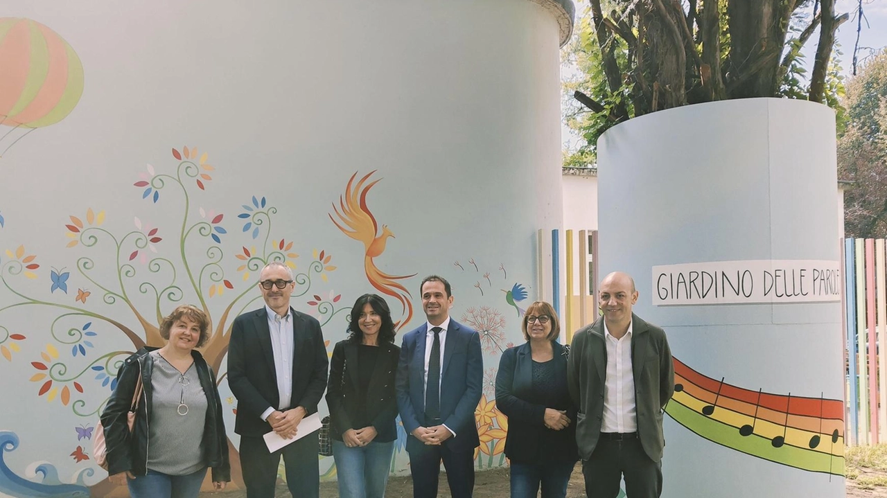 Le autorità presenti alla illustrazione del Giardino delle parole ricavato nell’area dell’ospedale cittadino Le autorità presenti alla illustrazione del Giardino delle parole ricavato nell’area dell’ospedale cittadino