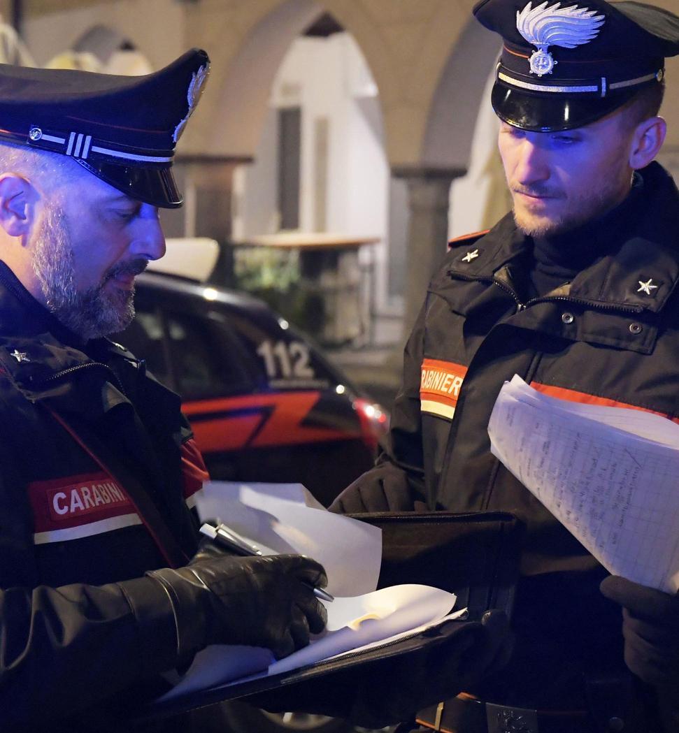 la banda del botto fa baccano e i residenti danno l allarme commando in fuga a mani vuote
