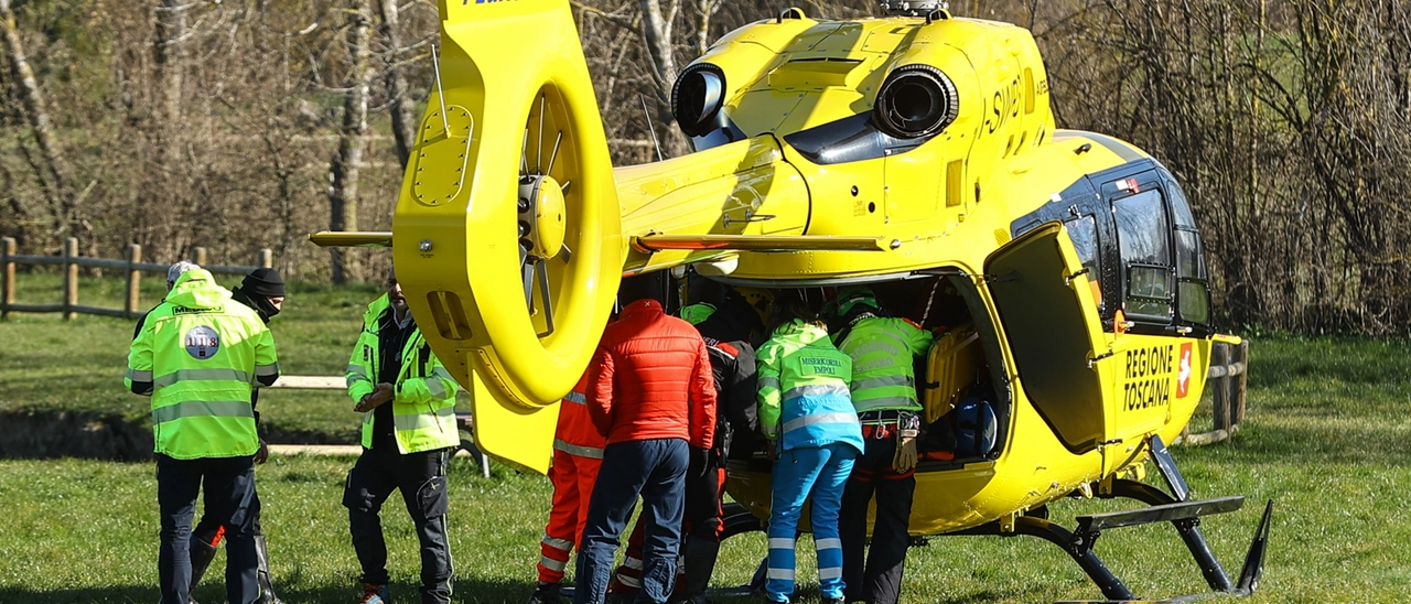 Schianto a Ozzero, nel Milanese: auto finisce fuori strada, feriti un 23enne e una donna di 44 anni