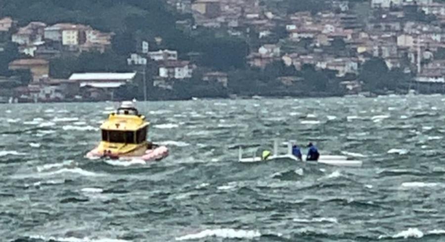 Catamarano alla deriva a Dervio: una velista soccorsa, l’altro trainato a riva con la barca Catamarano alla deriva a Dervio: una velista soccorsa, l’altro trainato a riva con la barca
