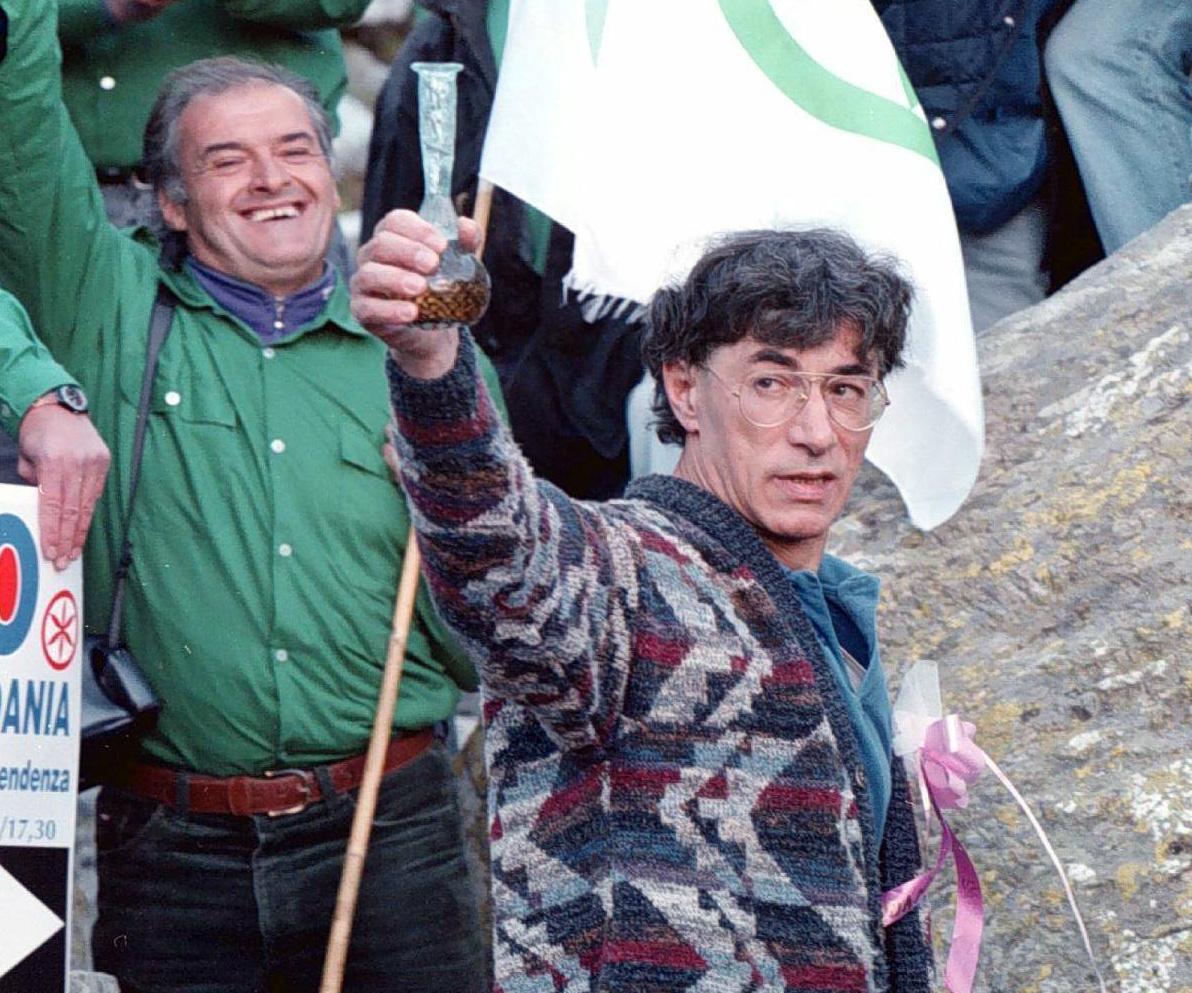 gli 84 anni di umberto bossi un coraggioso visionario la lega e il compleanno del fondatore alla vigilia del raduno di pontida