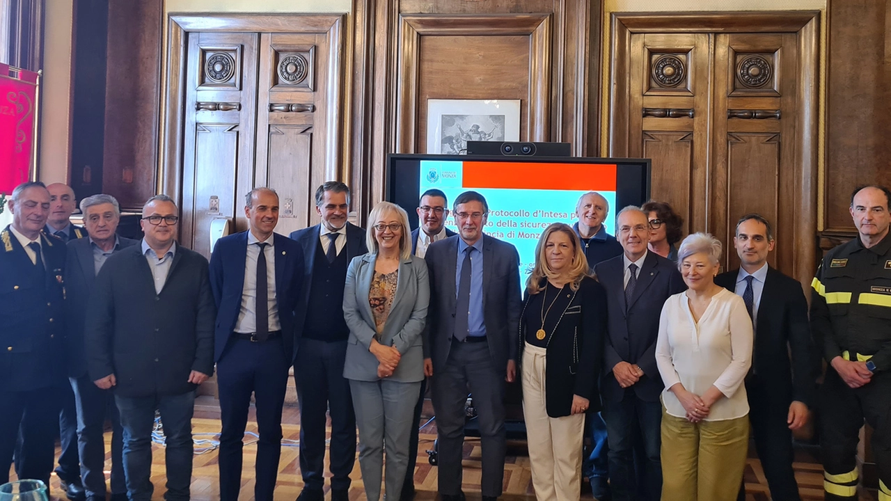 I protagonisti della doppia firma a Monza: il protocollo provinciale e l’accordo tra Comune Ats Brianza e Ispettorato area metropolitana (Iam) Milano per il potenziamento dei controlli nei cantieri edili I protagonisti della doppia firma a Monza: il protocollo provinciale e l’accordo tra Comune Ats Brianza e Ispettorato area metropolitana (Iam) Milano per il potenziamento dei controlli nei cantieri edili