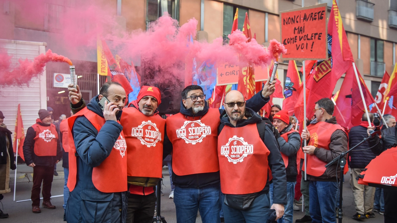 Sciopero regionale dei metalmeccanici con presidio davanti alla sede di Assolombarda