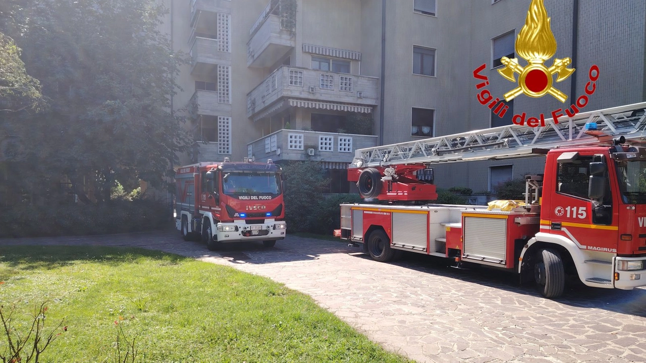 L'intervento dei vigili del fuoco con autoscala e autopompa L'intervento dei vigili del fuoco con autoscala e autopompa