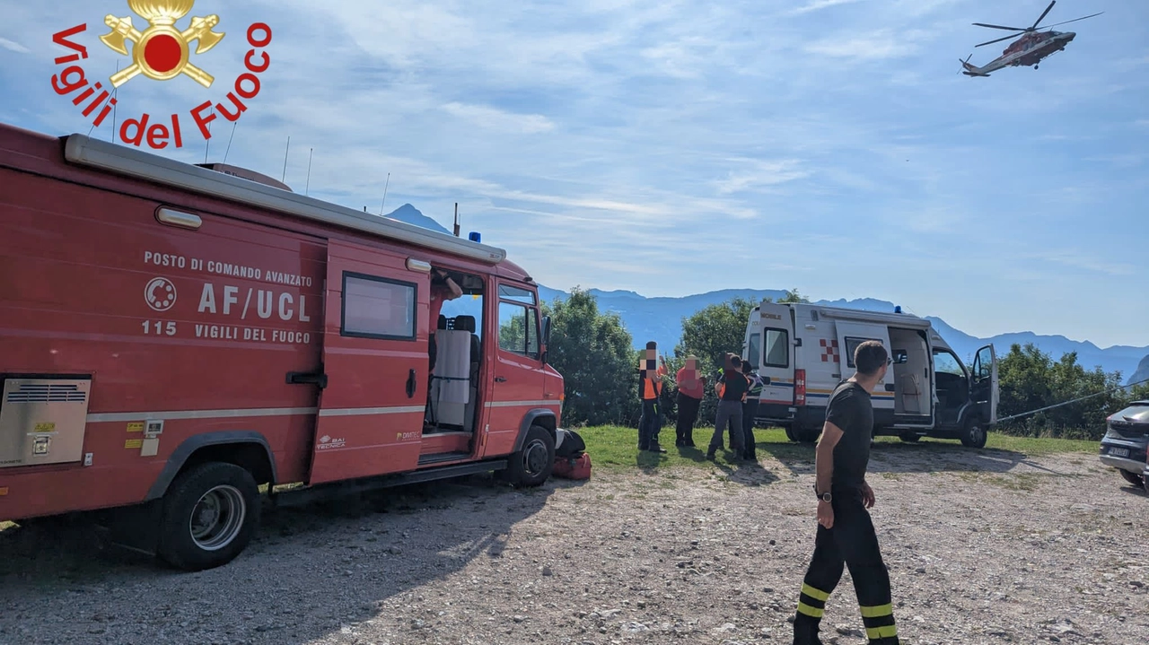 Le ricerche di vigili del fuoco in zona Barni, nel Comasco Le ricerche di vigili del fuoco in zona Barni, nel Comasco