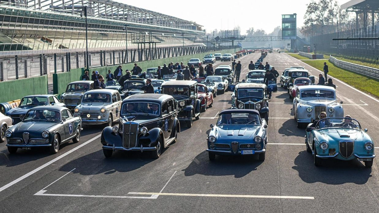 Il Milano Monza Motor Show del 2025 ospiterà la sfida tra monoposto autonome Indy Autonomous Challenge. Il Politecnico di Milano punta sulla tecnologia per la mobilità sostenibile, con sperimentazioni anche a Monza.