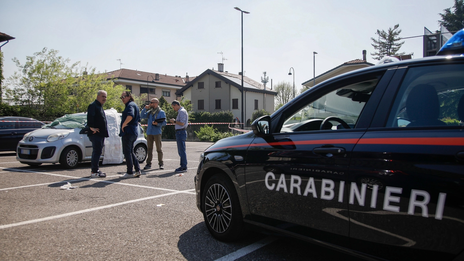 I carabinieri nel parcheggio di via Rodari a Cormano dov'è un uomo è stato trovato morto nella sua auto (Spf)