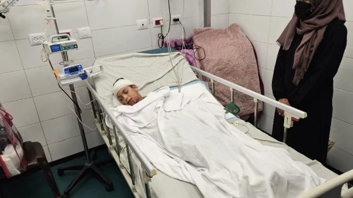 Il piccolo Adam in ospedale con la mamma. Sono gli unici sopravvissuti della famiglia sterminata da un attacco israeliano a Khan Younis a maggio Il piccolo Adam in ospedale con la mamma. Sono gli unici sopravvissuti della famiglia sterminata da un attacco israeliano a Khan Younis a maggio