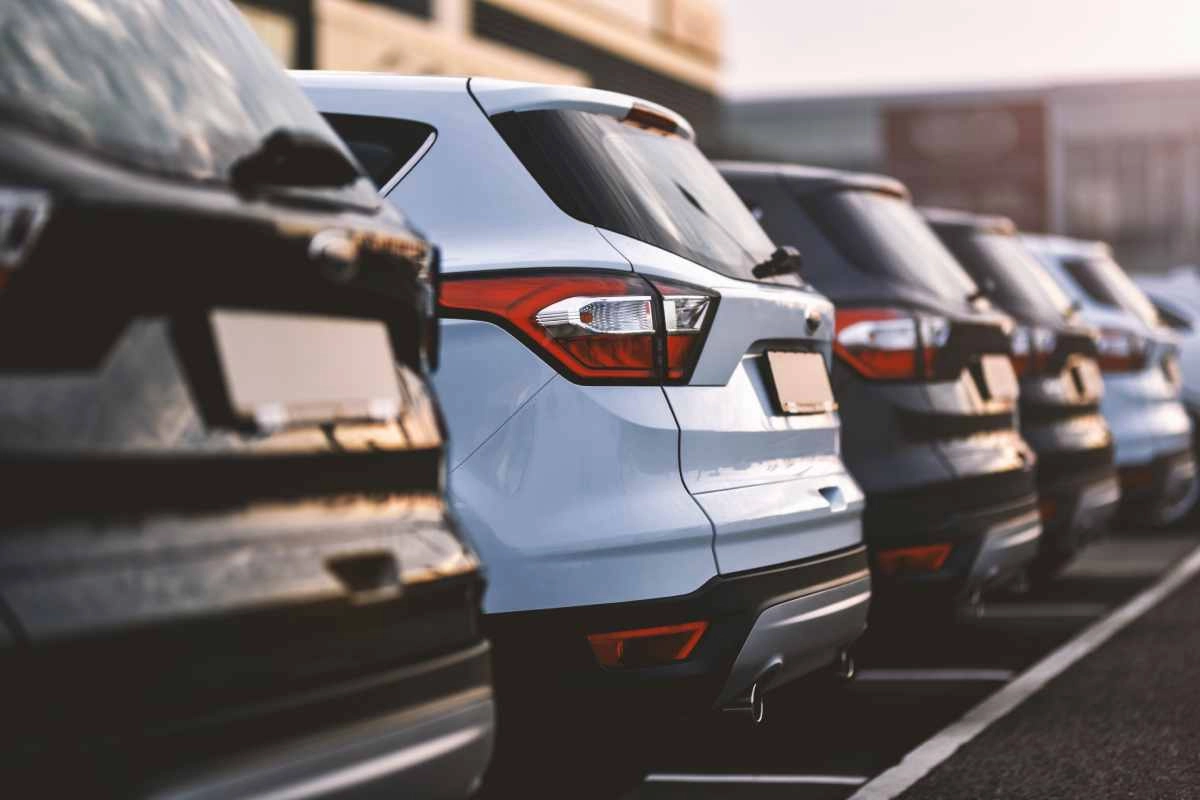 A Milano depositata la proposta per aumentare le tariffe per la sosta di suv e auto di grandi dimensioni, anche le elettriche (tutte quelle che pesano più di 1,6 tonnellate)