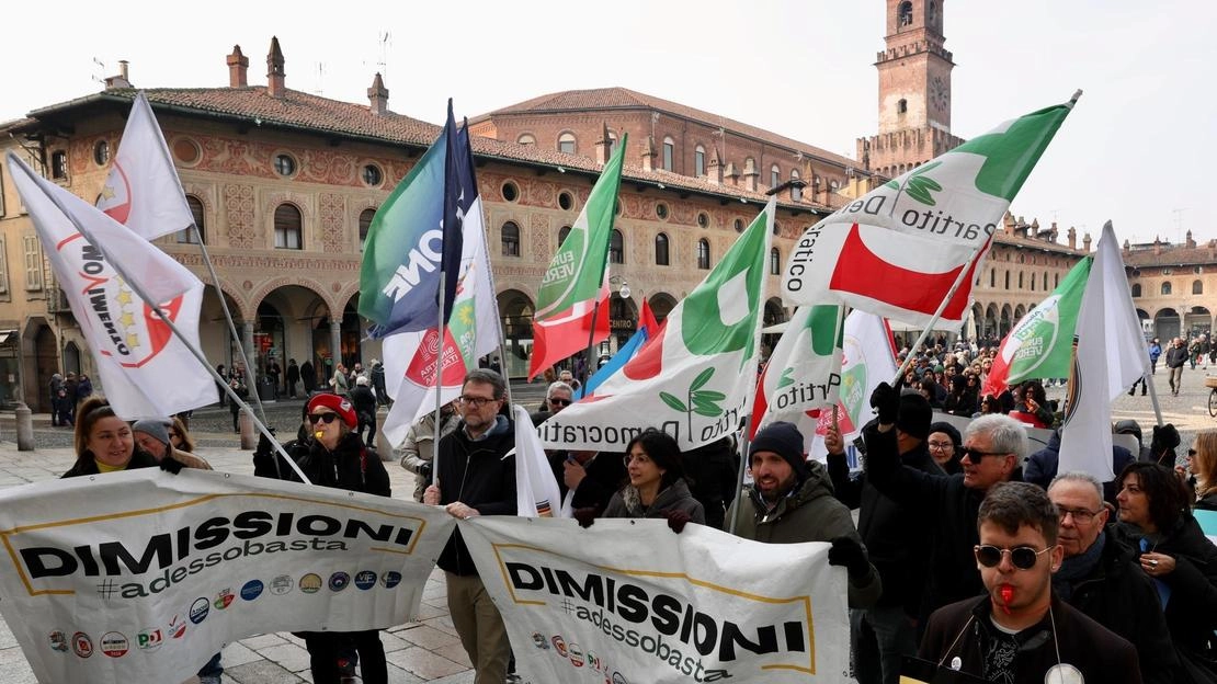 Con fischietti e striscioni circa 250 persone domenica hanno manifestato davanti al Municipio di Vigevano per chiedere le dimissioni del... Con fischietti e striscioni circa 250 persone domenica hanno manifestato davanti al Municipio di Vigevano per chiedere le dimissioni del...
