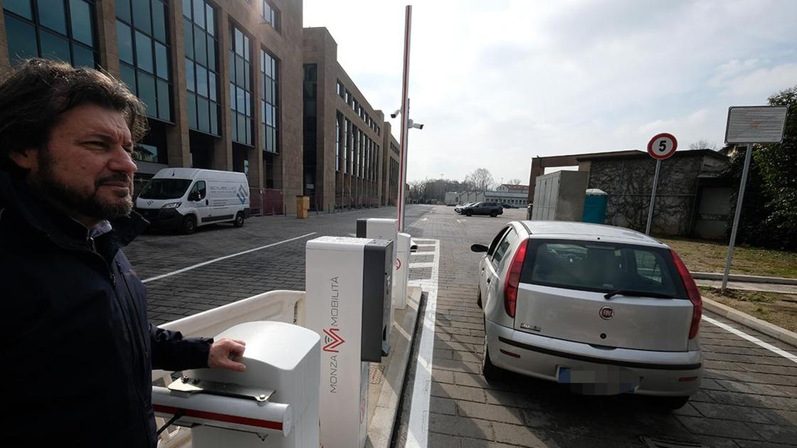 Monza, ritorno al passato. Nella piazza rinnovata sbarra e 150 parcheggi