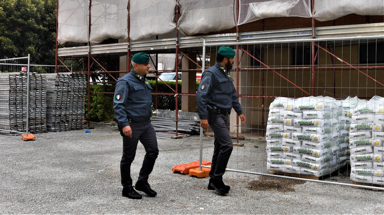 (DIRE) Roma, 27 mar. - Le Fiamme Gialle del Gruppo di Livorno hanno dato esecuzione a ulteriori due decreti di sequestro preventivo emessi dal Giudice per le Indagini Preliminari del Tribunale di Livorno, aventi ad oggetto crediti fittizi per un ammontare complessivo pari a oltre 33 milioni di euro per le ipotesi di reato della truffa aggravata ai danni dello Stato e di indebite compensazioni di crediti d'imposta, perpetrate da un'articolata rete criminale, ideata e gestita dal titolare di uno studio di consulenza fiscale avente sede nel milanese con il diretto coinvolgimento di nr. 10 società edili, dislocate sull'intero territorio nazionale. L'indagine scaturisce da una mirata analisi di rischio e incrocio di dati, sviluppata in sinergia con l'Agenzia delle Entrate, sfociata quindi in un'attività di polizia giudiziaria coordinata Procura della Repubblica di Livorno. Le investigazioni hanno approfondito la effettiva spettanza del "Bonus Facciate" per la realizzazione di interventi finalizzati alla ristrutturazione e riqualificazione degli edifici esistenti; tale beneficio consente la detrazione fiscale delle spese sostenute negli anni 2020 e 2021 nella misura del 90% ovvero la possibilità di utilizzare un credito d'imposta di pari importo cedibile a terzi e, quindi, monetizzabile ai sensi dell'art. 121 del c.d. "Decreto Rilancio" (D.L. n. 34/2020). Dopo un primo sequestro di 8.334.092 milioni di euro eseguito lo scorso anno, i militari del Gruppo di Livorno hanno proseguito gli accertamenti, approfondendo le anomalie e gli allert di rischio emersi a carico del commercialista, artefice della frode: in particolare, tramite l'acquisizione e l'analisi delle comunicazioni d'opzione inviate telematicamente dal commercialista all'Agenzia delle Entrate per l'ottenimento dei (falsi) crediti d'imposta, è stato possibile attenzionare la posizione fiscale di altre otto imprese edili (oltre alle due già indagate) risultate essere - quali cessionarie dei crediti di imposta fittizi - società attive ma non operative, dotate di una minima struttura patrimoniale e aziendale, di recente costituzione i cui rappresentanti legali vantavano diversi precedenti penali. E' pertanto emersa l'incapacità strutturale delle suddette società a svolgere i lavori edili in relazione ai quali avevano maturato cospicui crediti di imposta. Per tale motivo, i rappresentanti legali delle suddette società sono stati deferiti all'A.G. labronica, mentre i proprietari degli immobili oggetto di ristrutturazione edilizia hanno negato di aver eseguito interventi di manutenzione sui propri appartamenti facenti parte di svariati plessi condominiali. Tra l'altro i lavori ed i relativi costi, del tutto fittizi, risultano assolutamente incoerenti con la ridotta metratura Referente: Col. t.ST Cesare Antuofermo; Contatti: 3294308876 degli appartamenti indicati nelle dichiarazioni inviate all'Agenzia delle Entrate; dichiarazioni che, tuttavia, hanno generato nei cassetti fiscali un imponente ed illecito credito d'imposta, fortunatamente bloccato dalle Fiamme Gialle e dall'Agenzia delle Entrate poco prima che venisse "monetizzato" in danno dello Stato. Un sodalizio, dunque, preordinato a generare solo cartolarmente - mediante l'emissione di fatture per operazioni inesistenti ed invio telematico delle comunicazioni prescritte dagli artt. 119 e 121 del Decreto Legge nr. 34/2020 - crediti d'imposta fittizi successivamente ceduti, per essere monetizzati, nel cassetto fiscale delle suddette società edili. Il meticoloso e certosino lavoro svolto dai Finanzieri del Gruppo labronico ha permesso di ricostruire la filiera delle cessioni dei crediti d'imposta fittizi effettuate dalle suddette imprese indagate, facenti parte del sodalizio criminale e di sottoporre a sequestro un ammontare di crediti fiscali fittizi complessivamente pari a € 18.225.441,74, appena prima che venissero incassati e se ne perdesse traccia. È bene, infine, ribadire come il colletto bianco, artefice della frode sia stato sottoposto a misura cautelare personale di tipo interdittivo. Il servizio svolto, coordinato dal Comando Provinciale di Livorno, testimonia l'importanza che la Guardia di Finanza assegna - quale forza di polizia economico/finanziaria a tutela della spesa pubblica - al regolare utilizzo delle risorse dello Stato necessarie per garantire la ripresa del Paese: attesa l'attuale congiuntura economica è di assoluta priorità assicurare la corretta destinazione delle somme erogate alla collettività, assicurando, nel contempo, alla giustizia gli autori di frodi che pregiudicano il giusto impiego di ingenti risorse pubbliche. (Vid/ Dire) 10:06 27-03-2 (DIRE) Roma, 27 mar. - Le Fiamme Gialle del Gruppo di Livorno hanno dato esecuzione a ulteriori due decreti di sequestro preventivo emessi dal Giudice per le Indagini Preliminari del Tribunale di Livorno, aventi ad oggetto crediti fittizi per un ammontare complessivo pari a oltre 33 milioni di euro per le ipotesi di reato della truffa aggravata ai danni dello Stato e di indebite compensazioni di crediti d'imposta, perpetrate da un'articolata rete criminale, ideata e gestita dal titolare di uno studio di consulenza fiscale avente sede nel milanese con il diretto coinvolgimento di nr. 10 società edili, dislocate sull'intero territorio nazionale. L'indagine scaturisce da una mirata analisi di rischio e incrocio di dati, sviluppata in sinergia con l'Agenzia delle Entrate, sfociata quindi in un'attività di polizia giudiziaria coordinata Procura della Repubblica di Livorno. Le investigazioni hanno approfondito la effettiva spettanza del "Bonus Facciate" per la realizzazione di interventi finalizzati alla ristrutturazione e riqualificazione degli edifici esistenti; tale beneficio consente la detrazione fiscale delle spese sostenute negli anni 2020 e 2021 nella misura del 90% ovvero la possibilità di utilizzare un credito d'imposta di pari importo cedibile a terzi e, quindi, monetizzabile ai sensi dell'art. 121 del c.d. "Decreto Rilancio" (D.L. n. 34/2020). Dopo un primo sequestro di 8.334.092 milioni di euro eseguito lo scorso anno, i militari del Gruppo di Livorno hanno proseguito gli accertamenti, approfondendo le anomalie e gli allert di rischio emersi a carico del commercialista, artefice della frode: in particolare, tramite l'acquisizione e l'analisi delle comunicazioni d'opzione inviate telematicamente dal commercialista all'Agenzia delle Entrate per l'ottenimento dei (falsi) crediti d'imposta, è stato possibile attenzionare la posizione fiscale di altre otto imprese edili (oltre alle due già indagate) risultate essere - quali cessionarie dei crediti di imposta fittizi - società attive ma non operative, dotate di una minima struttura patrimoniale e aziendale, di recente costituzione i cui rappresentanti legali vantavano diversi precedenti penali. E' pertanto emersa l'incapacità strutturale delle suddette società a svolgere i lavori edili in relazione ai quali avevano maturato cospicui crediti di imposta. Per tale motivo, i rappresentanti legali delle suddette società sono stati deferiti all'A.G. labronica, mentre i proprietari degli immobili oggetto di ristrutturazione edilizia hanno negato di aver eseguito interventi di manutenzione sui propri appartamenti facenti parte di svariati plessi condominiali. Tra l'altro i lavori ed i relativi costi, del tutto fittizi, risultano assolutamente incoerenti con la ridotta metratura Referente: Col. t.ST Cesare Antuofermo; Contatti: 3294308876 degli appartamenti indicati nelle dichiarazioni inviate all'Agenzia delle Entrate; dichiarazioni che, tuttavia, hanno generato nei cassetti fiscali un imponente ed illecito credito d'imposta, fortunatamente bloccato dalle Fiamme Gialle e dall'Agenzia delle Entrate poco prima che venisse "monetizzato" in danno dello Stato. Un sodalizio, dunque, preordinato a generare solo cartolarmente - mediante l'emissione di fatture per operazioni inesistenti ed invio telematico delle comunicazioni prescritte dagli artt. 119 e 121 del Decreto Legge nr. 34/2020 - crediti d'imposta fittizi successivamente ceduti, per essere monetizzati, nel cassetto fiscale delle suddette società edili. Il meticoloso e certosino lavoro svolto dai Finanzieri del Gruppo labronico ha permesso di ricostruire la filiera delle cessioni dei crediti d'imposta fittizi effettuate dalle suddette imprese indagate, facenti parte del sodalizio criminale e di sottoporre a sequestro un ammontare di crediti fiscali fittizi complessivamente pari a € 18.225.441,74, appena prima che venissero incassati e se ne perdesse traccia. È bene, infine, ribadire come il colletto bianco, artefice della frode sia stato sottoposto a misura cautelare personale di tipo interdittivo. Il servizio svolto, coordinato dal Comando Provinciale di Livorno, testimonia l'importanza che la Guardia di Finanza assegna - quale forza di polizia economico/finanziaria a tutela della spesa pubblica - al regolare utilizzo delle risorse dello Stato necessarie per garantire la ripresa del Paese: attesa l'attuale congiuntura economica è di assoluta priorità assicurare la corretta destinazione delle somme erogate alla collettività, assicurando, nel contempo, alla giustizia gli autori di frodi che pregiudicano il giusto impiego di ingenti risorse pubbliche. (Vid/ Dire) 10:06 27-03-2