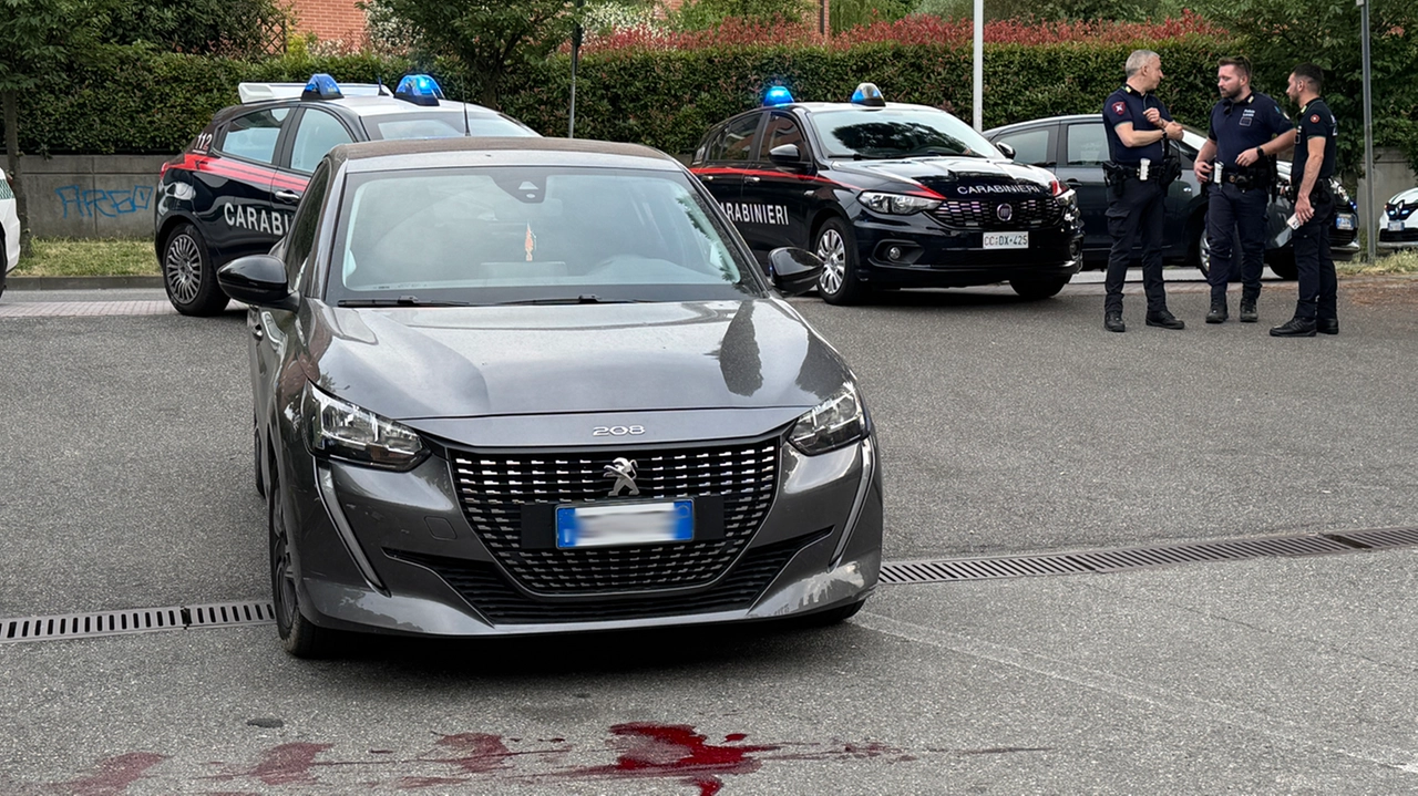 La Peugeot abbandonata dall'aggressore dopo la sparatoria Per Lucidi - Tavecchio Foto MDF La Peugeot abbandonata dall'aggressore dopo la sparatoria Per Lucidi - Tavecchio Foto MDF