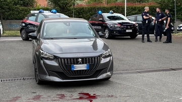 Gli spari per “gelosia” e un ragazzo di 25 anni gambizzato in strada: cosa sappiamo dell’agguato di Rozzano
