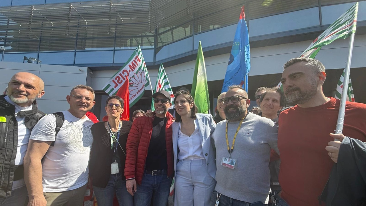 Elly Schlein con i lavoratori di St