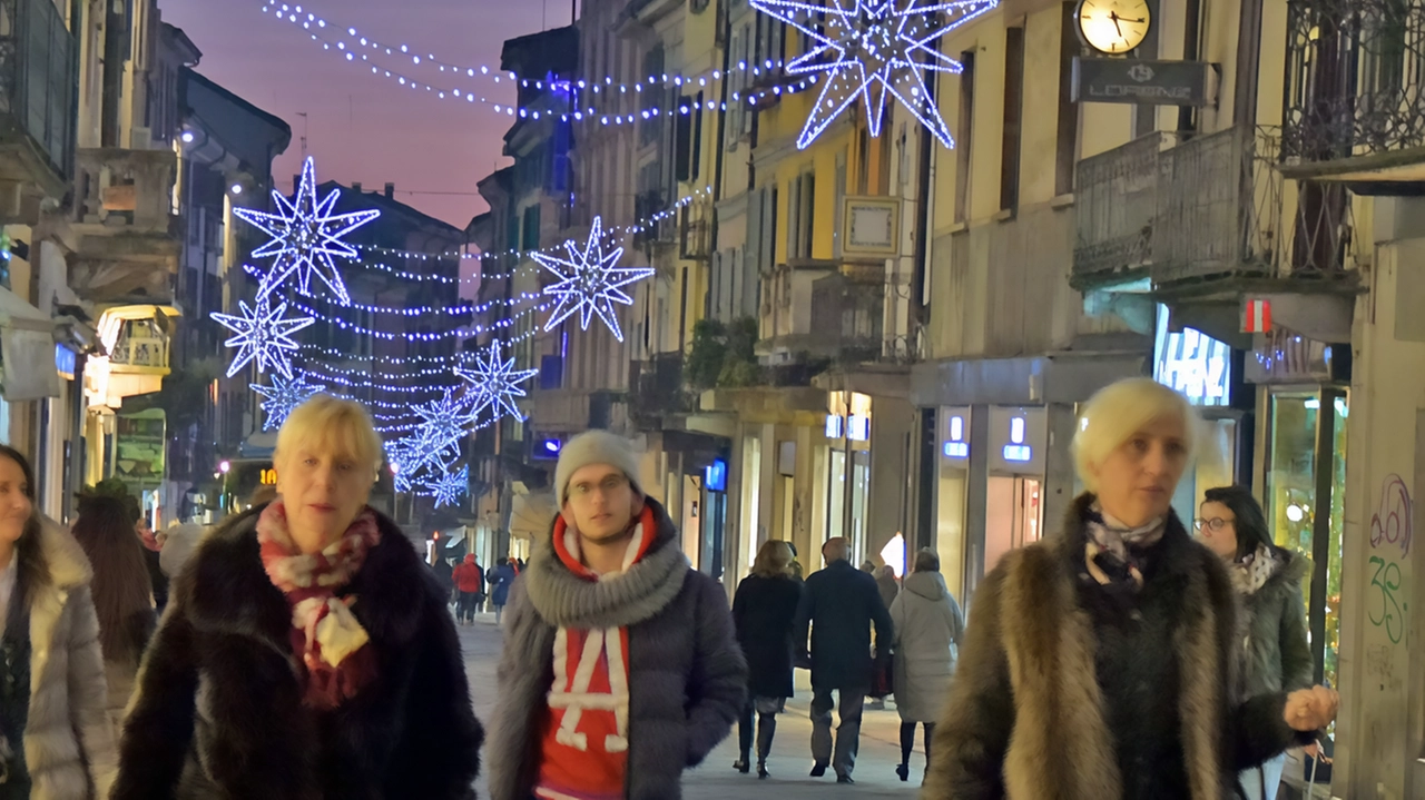 Pavia, decisivo il suo contributo per la posa delle file di luci. A portare avanti con caparbietà la raccolta fondi due negozianti. Pavia, decisivo il suo contributo per la posa delle file di luci. A portare avanti con caparbietà la raccolta fondi due negozianti.