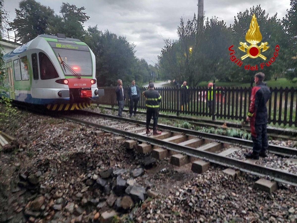 Maltempo in Lombardia, a Bulciago un treno fermato a pochi metri da una voragine aperta dalla forte pioggia Maltempo in Lombardia, a Bulciago un treno fermato a pochi metri da una voragine aperta dalla forte pioggia