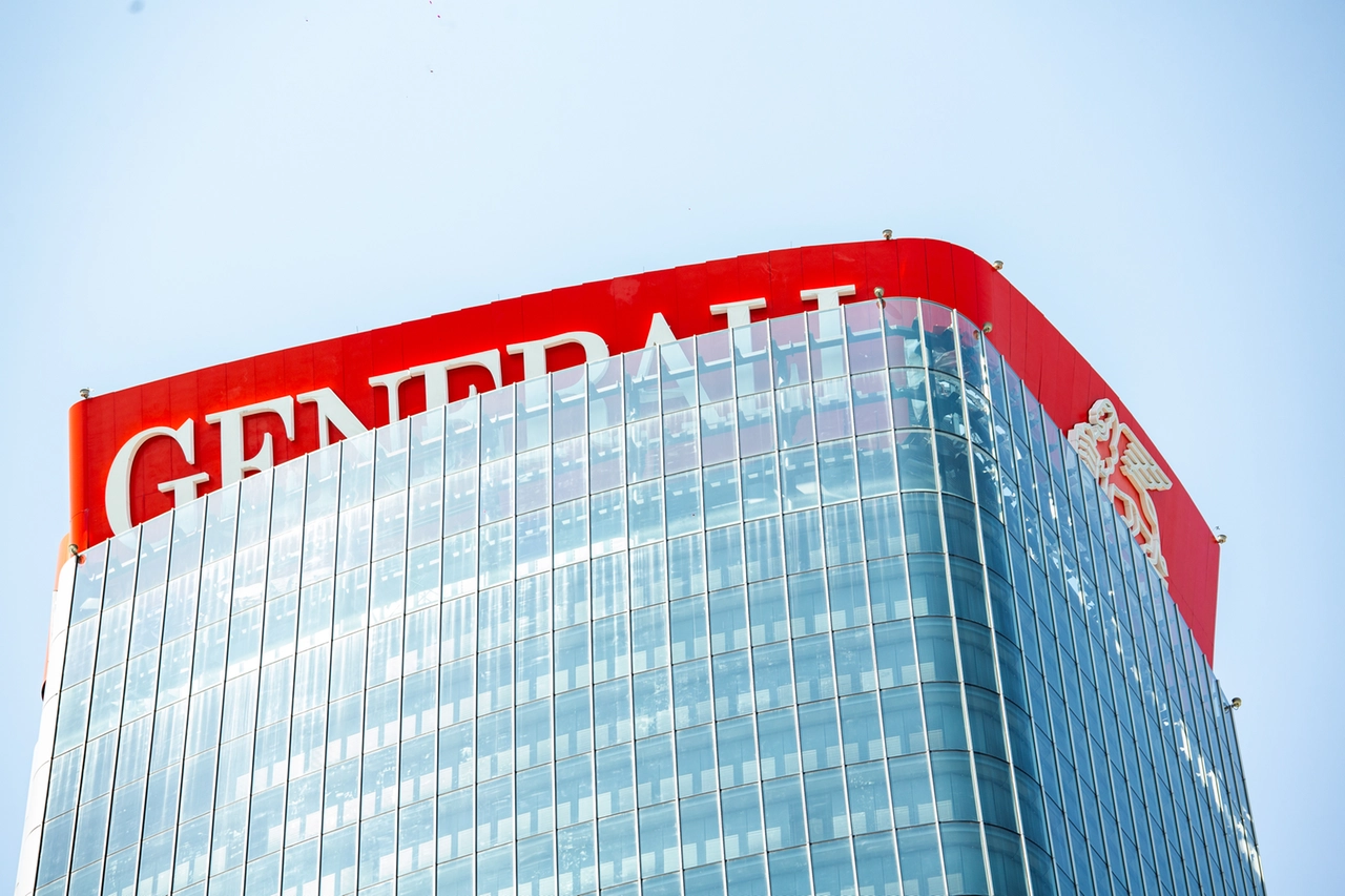 L'insegna crollata sul tetto del grattacielo Generali a CityLife