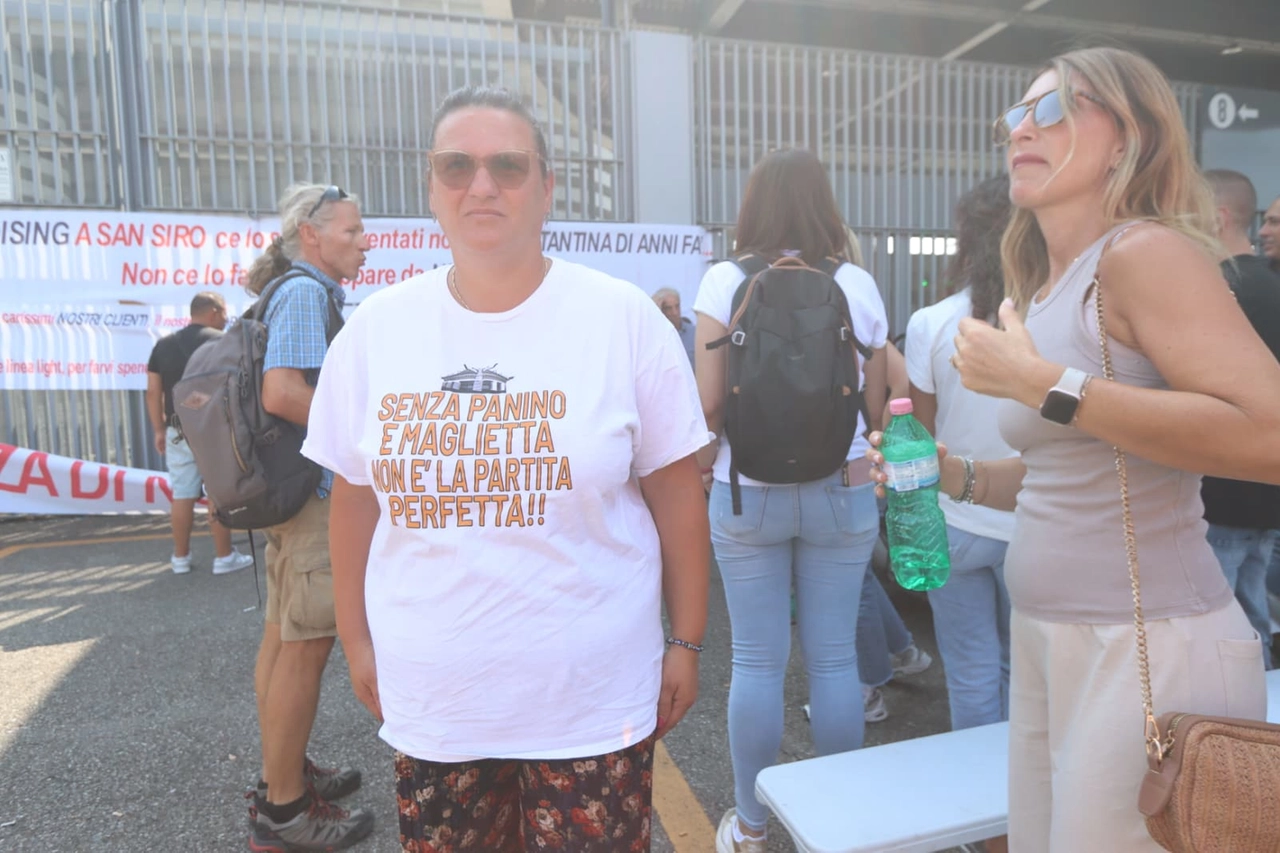Il presidio fuori dallo stadio di venditori di gadgets e venditori di panini e bibite: accordo scaduto il 31 luglio con la società di gestione con di Inter e Milan