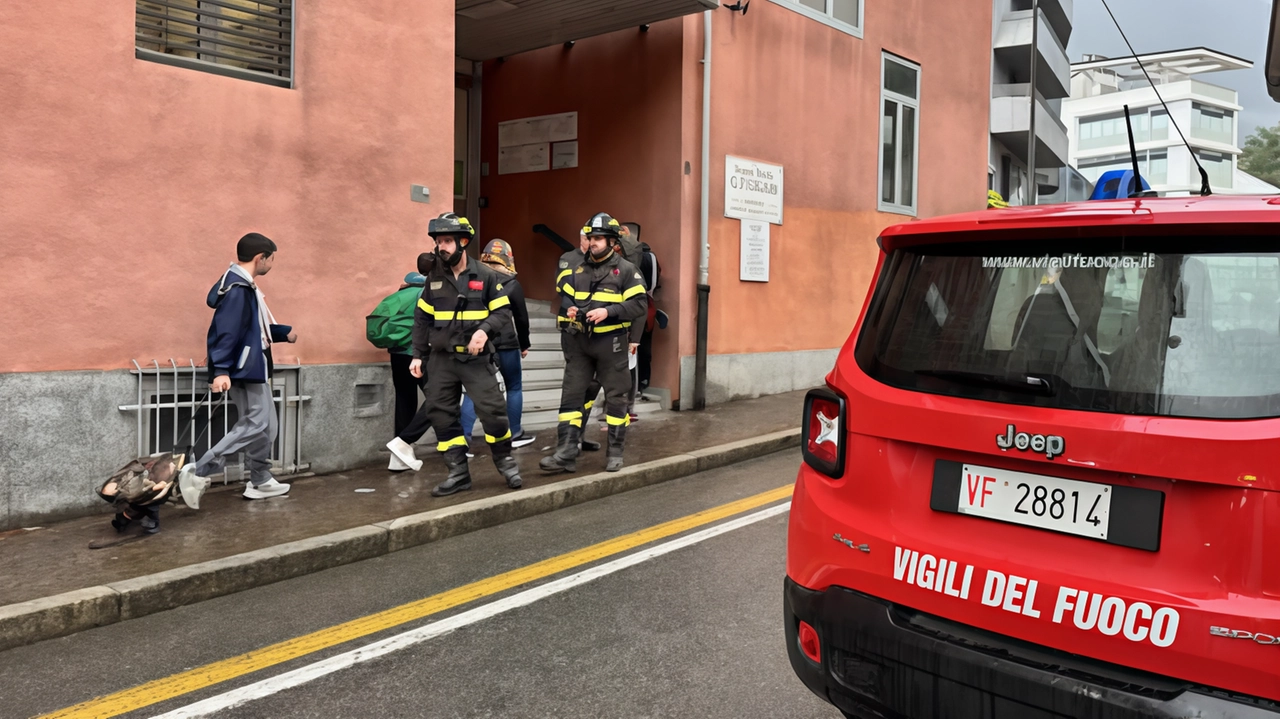 Sondrio, le medie Ligari nel mirino dei vandali: tre piani allagati, Lim distrutte Sondrio, le medie Ligari nel mirino dei vandali: tre piani allagati, Lim distrutte