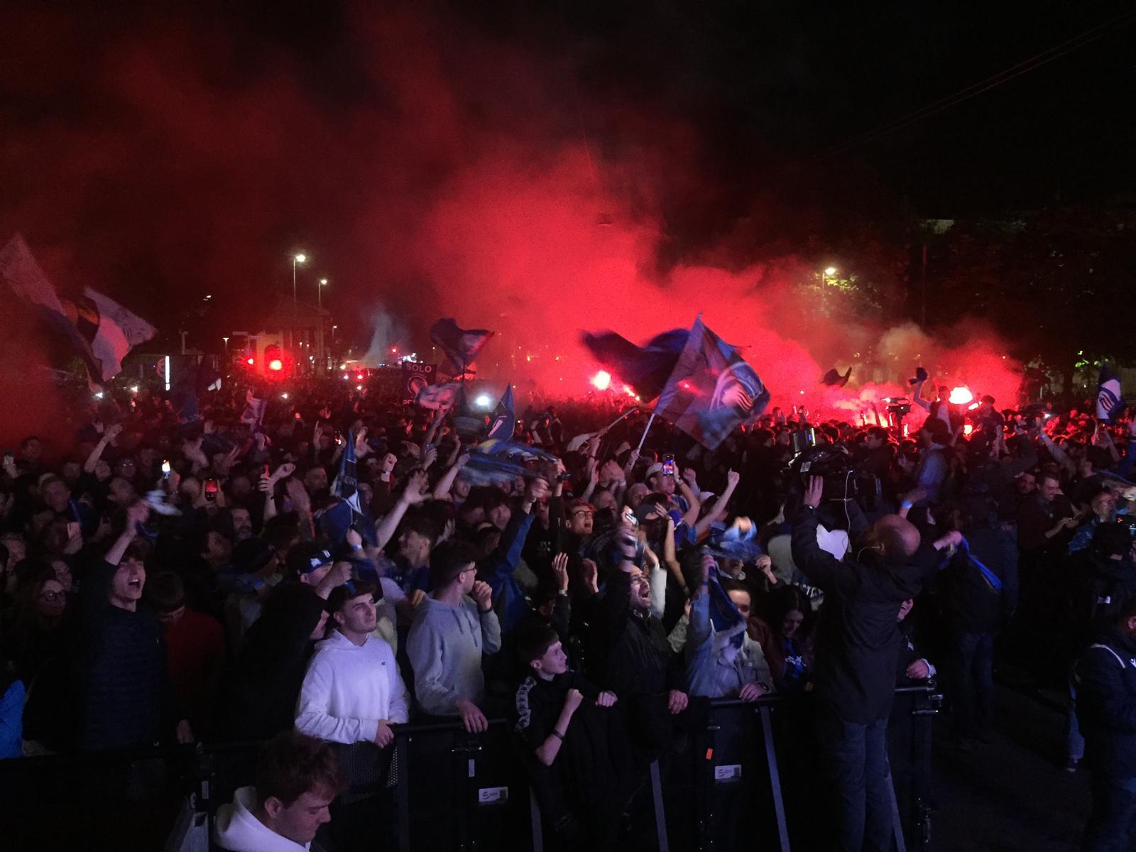 atalanta un anno fa l europa league una statua allo stadio per celebrare la magica notte di dublino