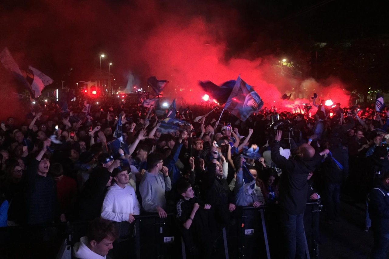 Bergamo, l'entusiasmo dei tifosi atalantini davanti al maxischermo (De Pascale)