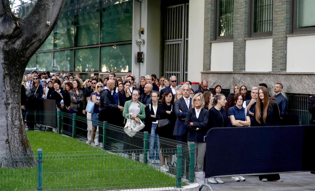 L’addio a Re Giorgio. In coda seimila persone tra famiglie e giovani: "Siamo orgogliosi di te" L’addio a Re Giorgio. In coda seimila persone tra famiglie e giovani: "Siamo orgogliosi di te"