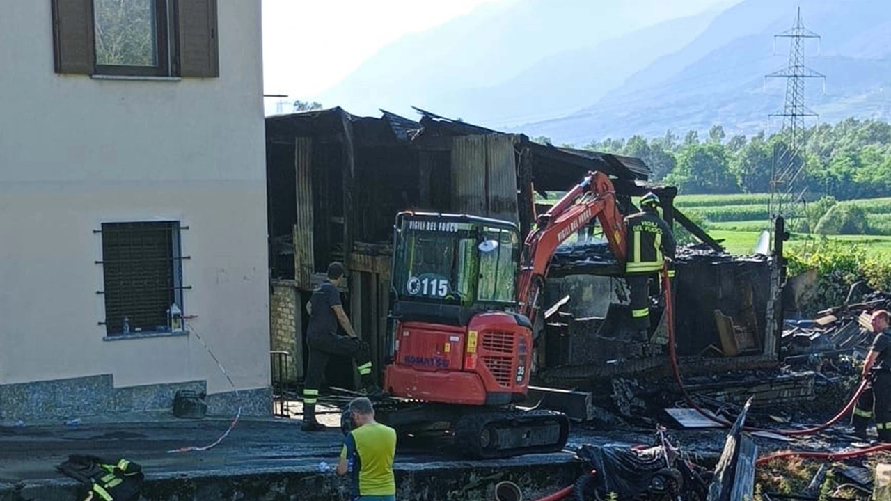 Il capanno distrutto dalle fiamme ad Albosaggia Il capanno distrutto dalle fiamme ad Albosaggia