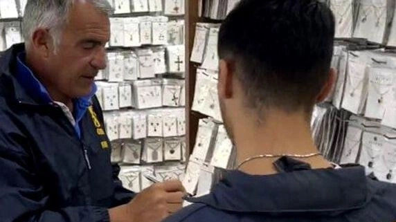 All’apparenza, un supermercato cinese normalissimo, di quelli in cui ci si trova di tutto: dalla chincaglieria agli alimentari. In...
