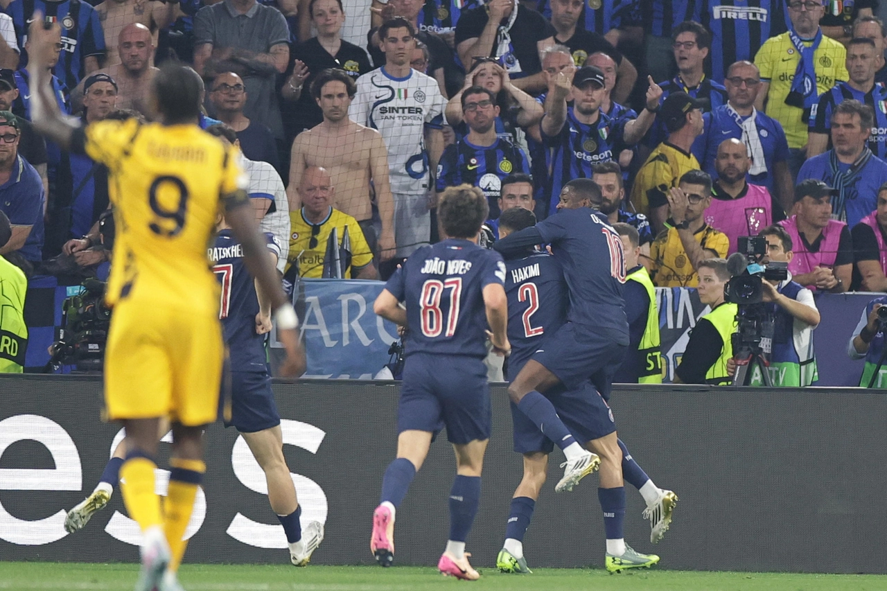 L'esultanza dei giocatori del Psg dopo il primo gol di Hakimi (Ansa)