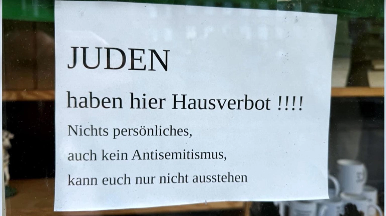 In un negozio di Flensburg, inchiesta per istigazione all'odio In un negozio di Flensburg, inchiesta per istigazione all'odio
