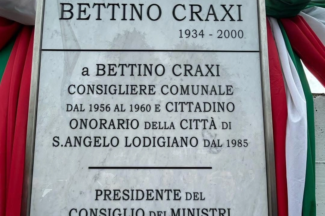 La targa in ricordo di Bettino Craxi