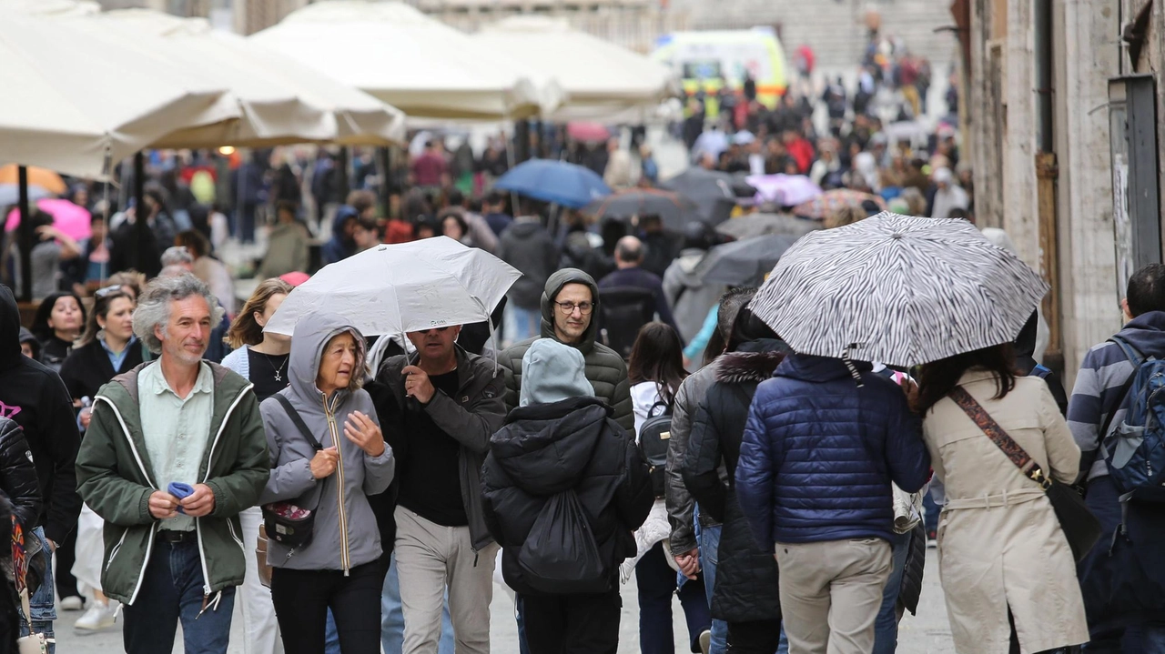Ombrelli di nuovo aperti da stasera con il ritorno del maltempo dopo la parentesi estiva Ombrelli di nuovo aperti da stasera con il ritorno del maltempo dopo la parentesi estiva