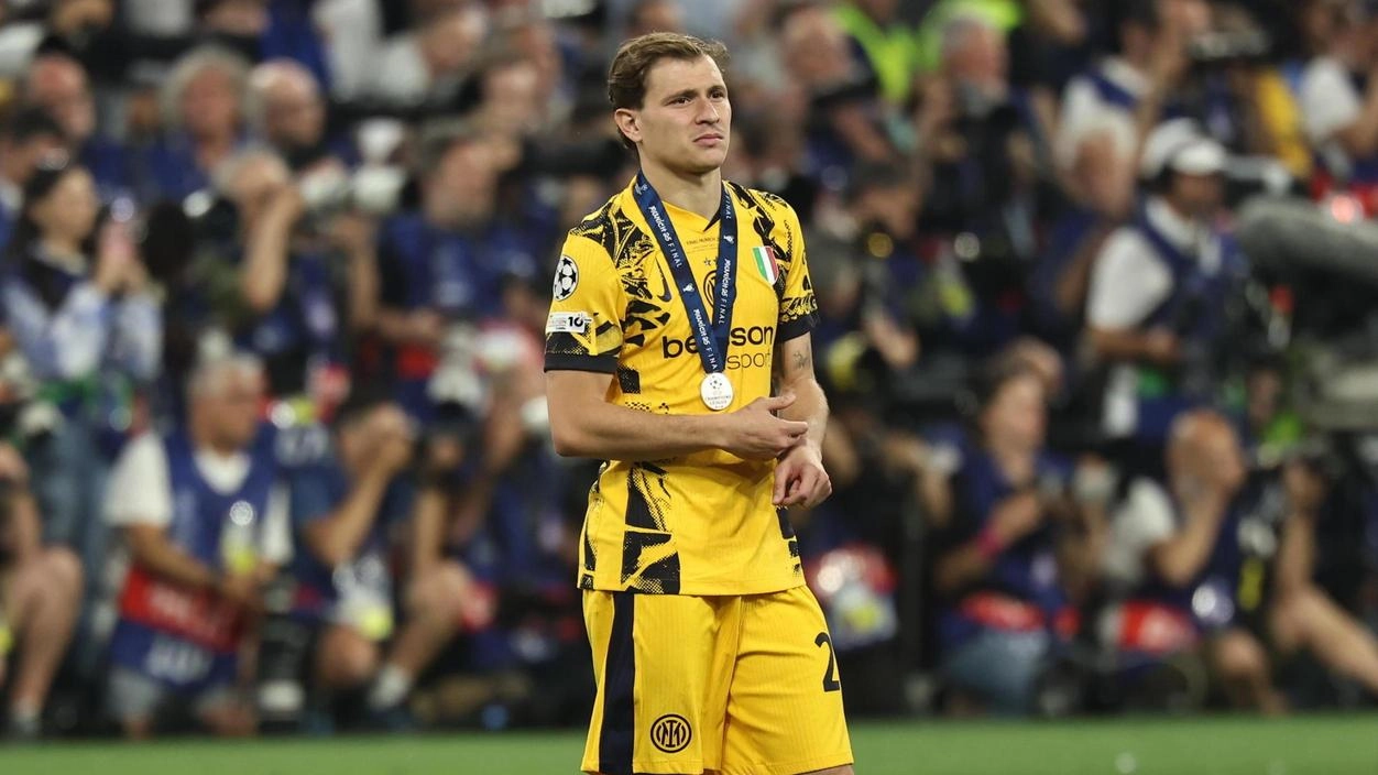 L'Inter subisce una pesante sconfitta dal PSG nella finale di Champions League, perdendo 5-0. Barella e Hakimi commentano.