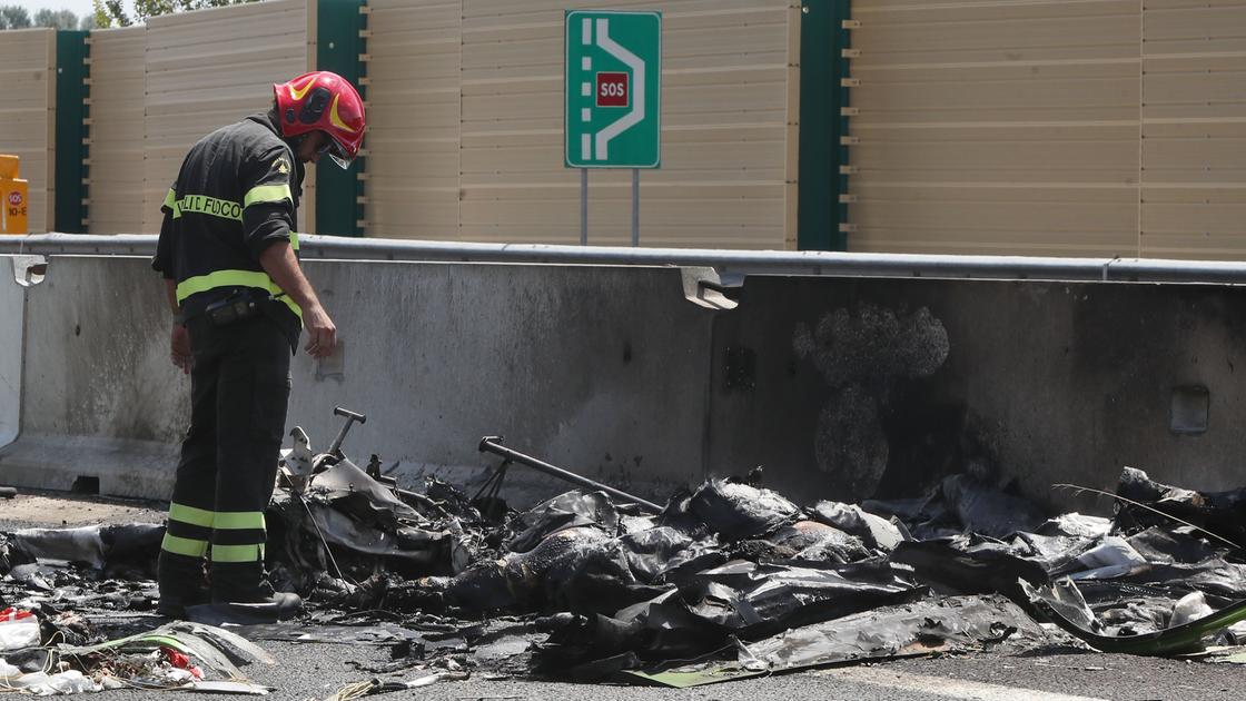 Il boato, la colonna di fuoco e il mistero del paracadute: la cronaca dello schianto dell’ultraleggero tra le auto a Brescia Il boato, la colonna di fuoco e il mistero del paracadute: la cronaca dello schianto dell’ultraleggero tra le auto a Brescia