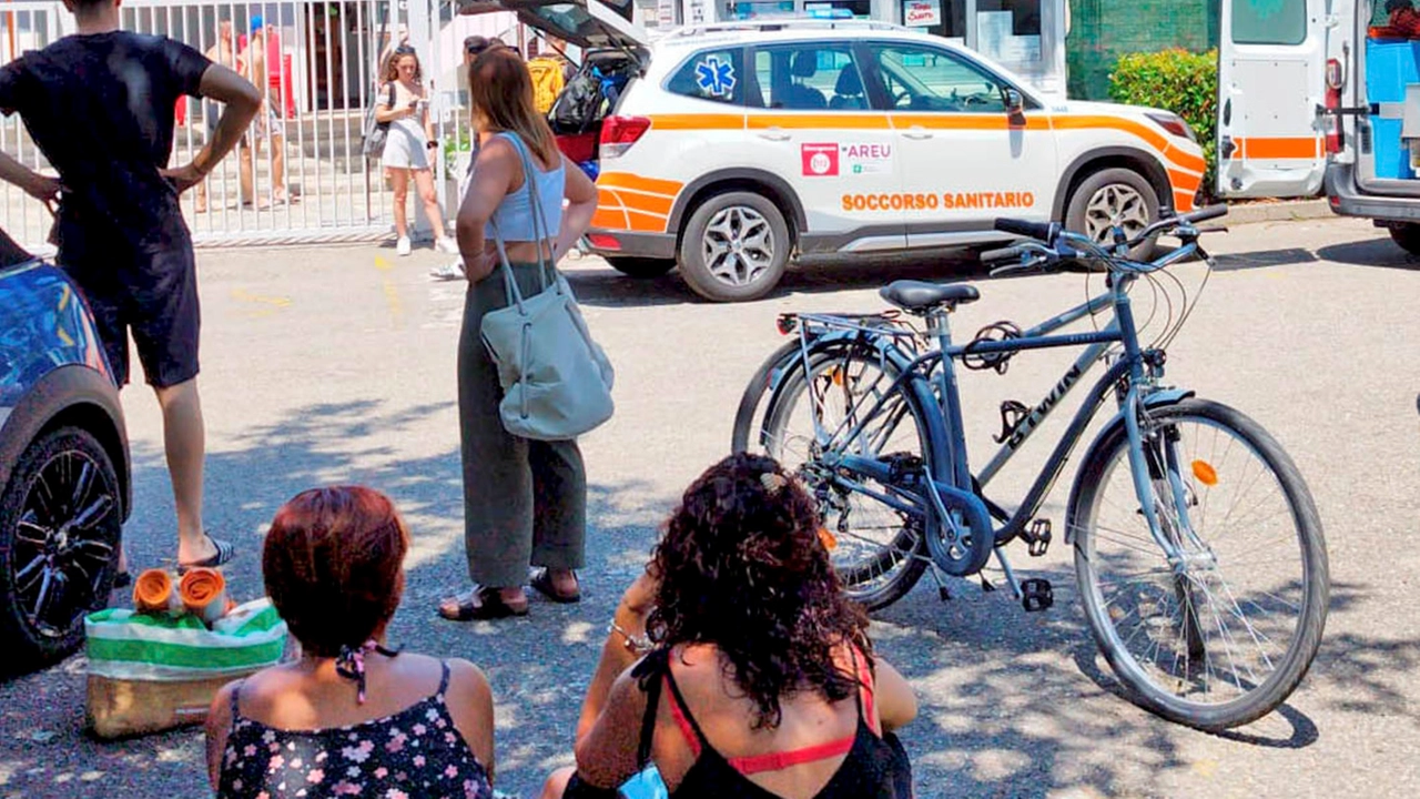 Soccorsi in una piscina (Foto d'archivio)