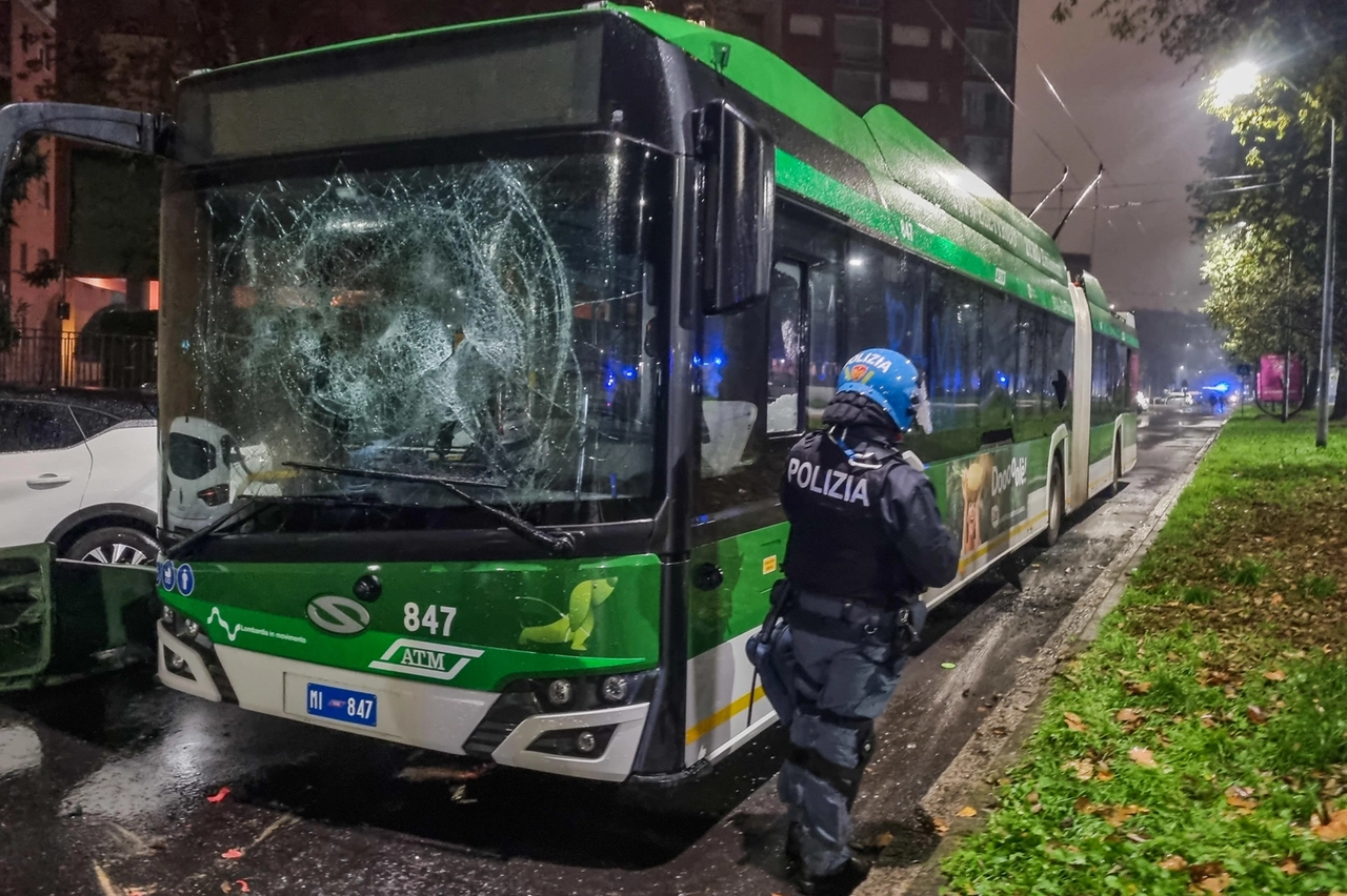 Assalto al filobus della linea 93 nel quartiere Corvetto