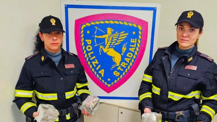 Due chili di hascisc erano nella zaino appoggiato sul sedile, altri 18 chili della stessa sostanza erano nascosti in un... Due chili di hascisc erano nella zaino appoggiato sul sedile, altri 18 chili della stessa sostanza erano nascosti in un...