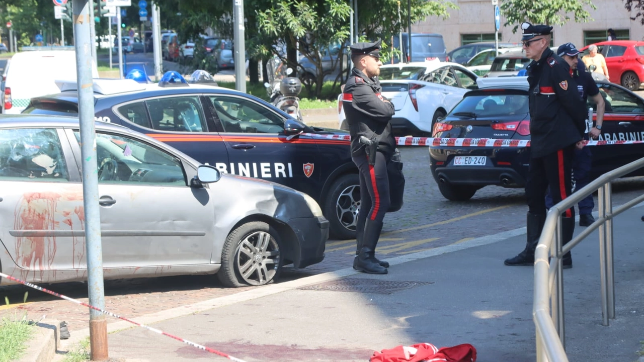 I carabinieri davanti al Fatebenfratelli dove è arrivata l'auto del ragazzino: evidenti le macchie di sangue in strada e sulla carrozzeria