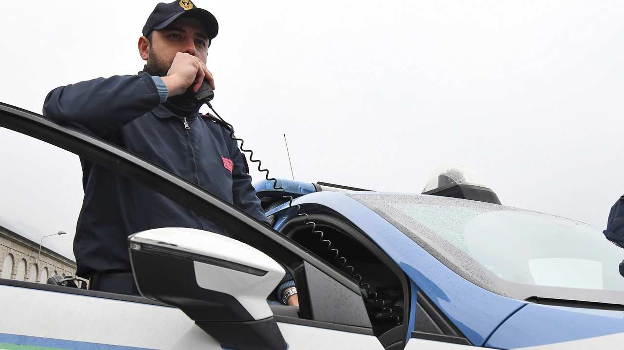Il ragazzino, fuggito seminudo, ha incrociato una Volante della Polizia Il ragazzino, fuggito seminudo, ha incrociato una Volante della Polizia