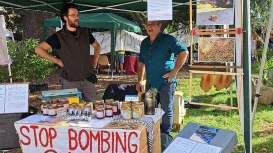 Caslino d’Erba, Marco Borella non pagherà 430 euro per lo striscione Pro Gaza. I carabinieri hanno deciso di cancellare la sanzione inflitta al mercato di Desio. Caslino d’Erba, Marco Borella non pagherà 430 euro per lo striscione Pro Gaza. I carabinieri hanno deciso di cancellare la sanzione inflitta al mercato di Desio.