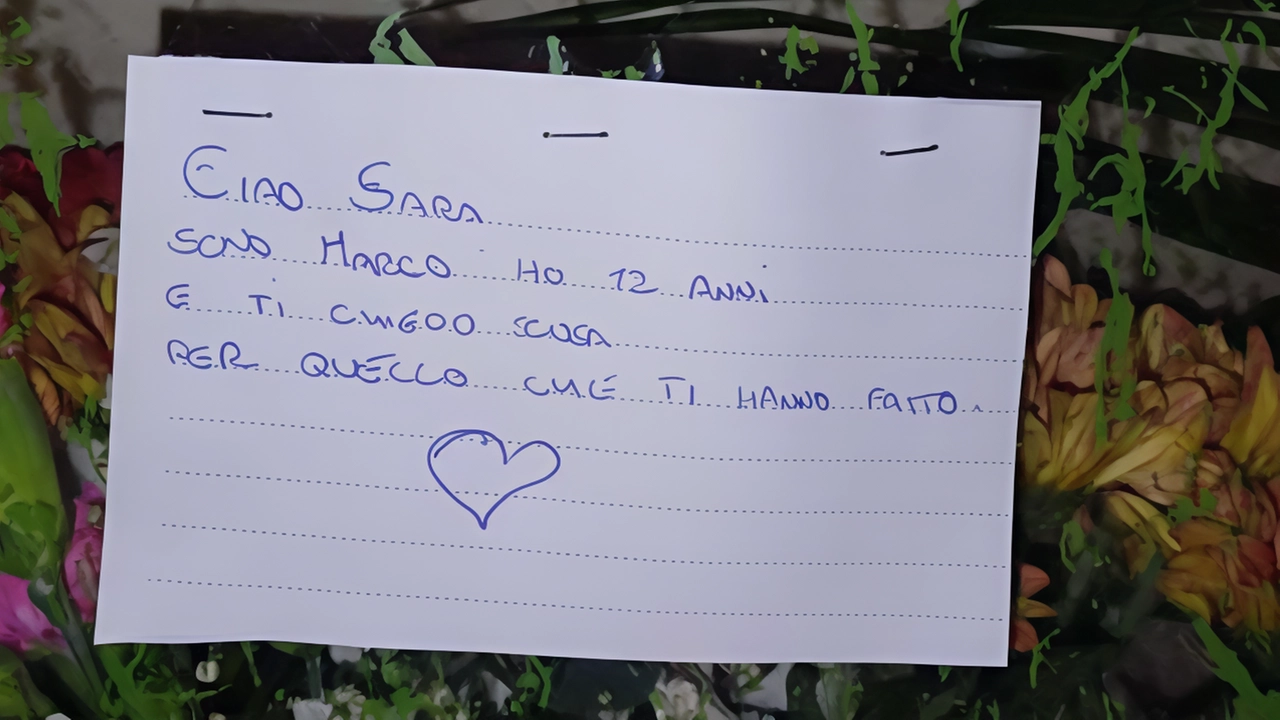Messaggi commoventi e omaggi lasciati per Sara con fiori e candele sotto casa. Amici e conoscenti esprimono affetto e ricordi, augurando pace e serenità all'anima di Sara. Messaggi commoventi e omaggi lasciati per Sara con fiori e candele sotto casa. Amici e conoscenti esprimono affetto e ricordi, augurando pace e serenità all'anima di Sara.