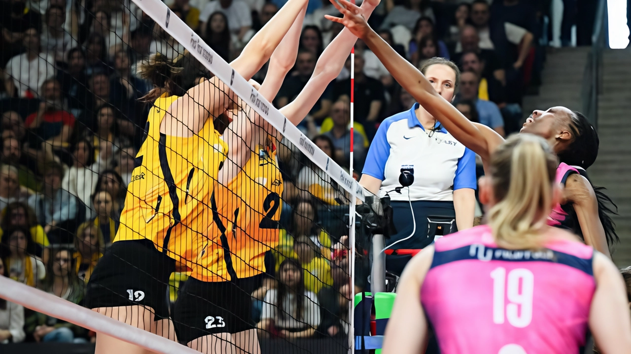 Un attacco di Paola Egonu contro il muro della VakifBank di Istanbul