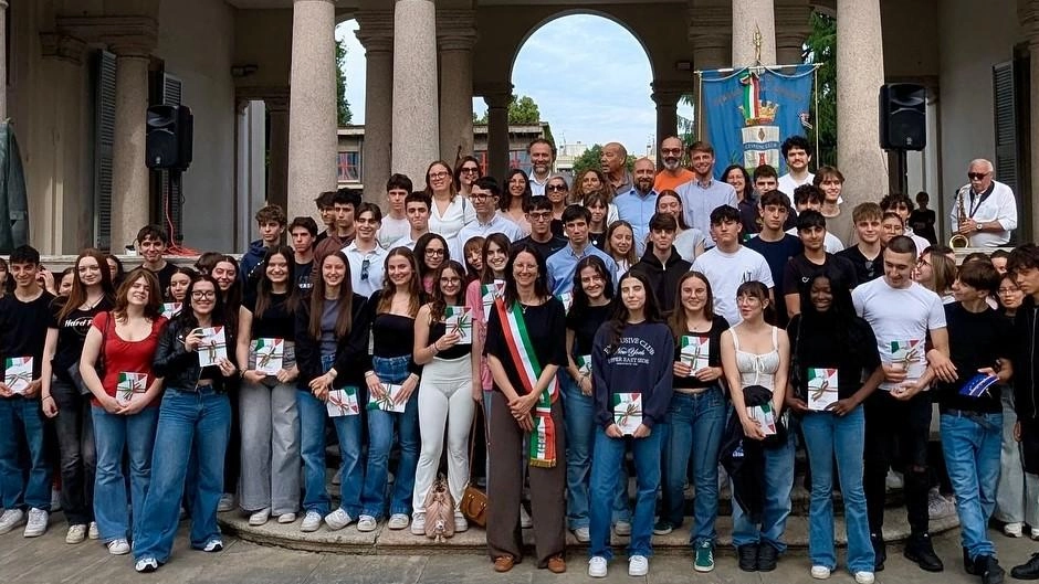 I diciottenni cernuschesi in piazza con la vicesindaca Paola Colombo I diciottenni cernuschesi in piazza con la vicesindaca Paola Colombo