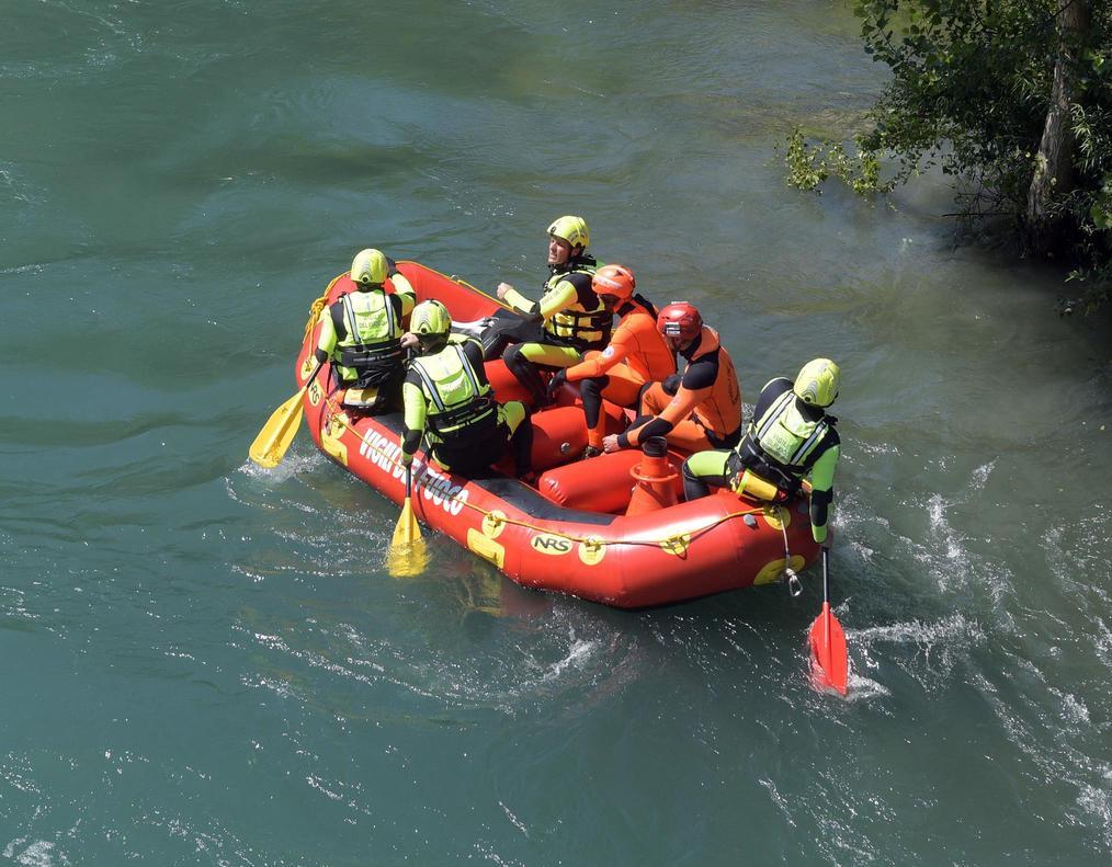 si tuffa nel lago ventunenne stroncato da un malore